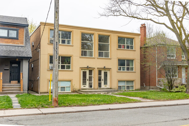 545 Davisville Av