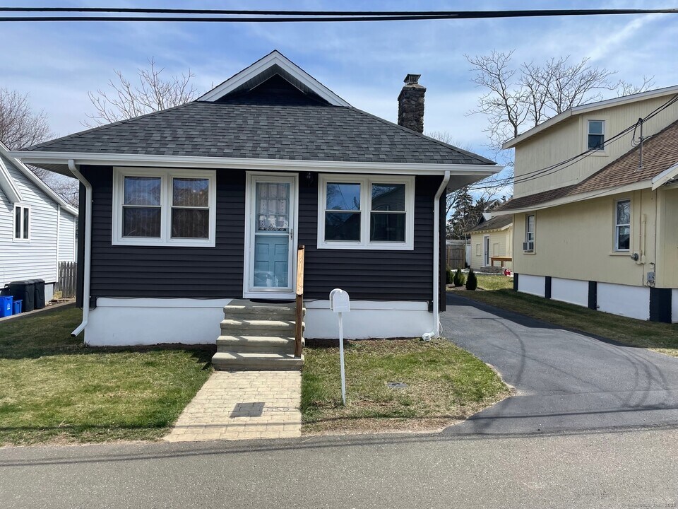 9 Crouch Rd in Branford, CT - Building Photo
