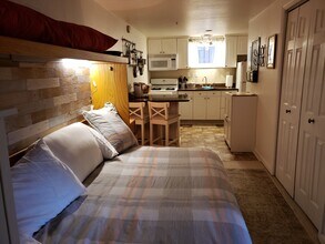 4633 Clark Pl NW, Unit DC NW Large Studio in Washington, DC - Foto de edificio - Building Photo