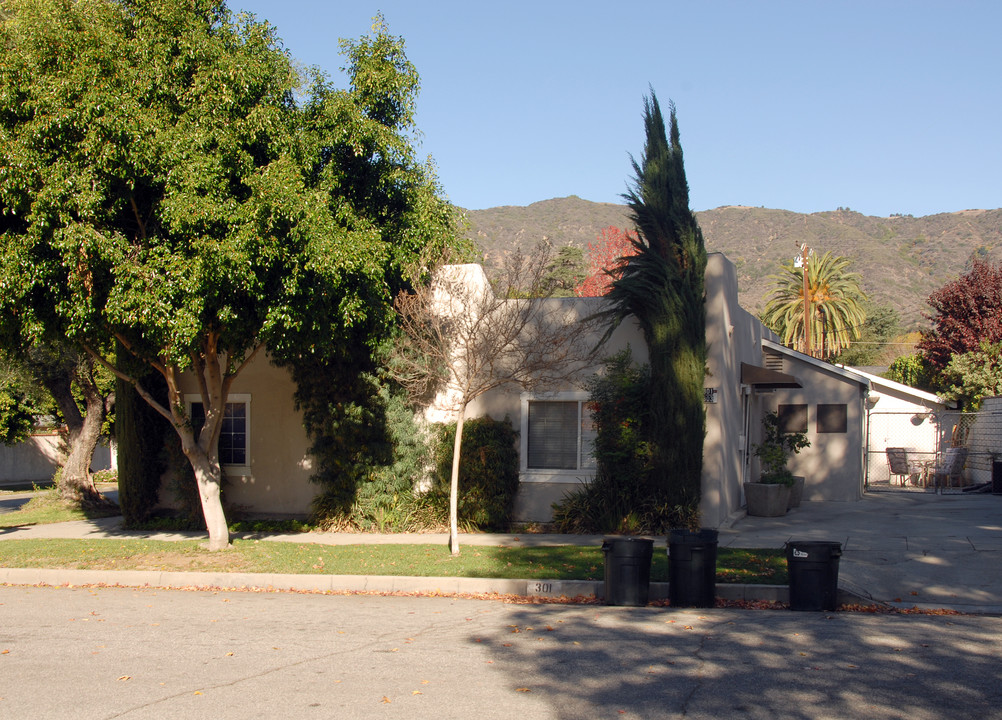 301 E Whitcomb Ave in Glendora, CA - Foto de edificio