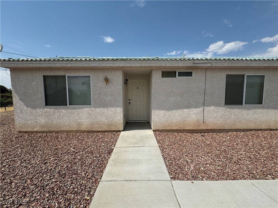 1080 Hall in Pahrump, NV - Building Photo