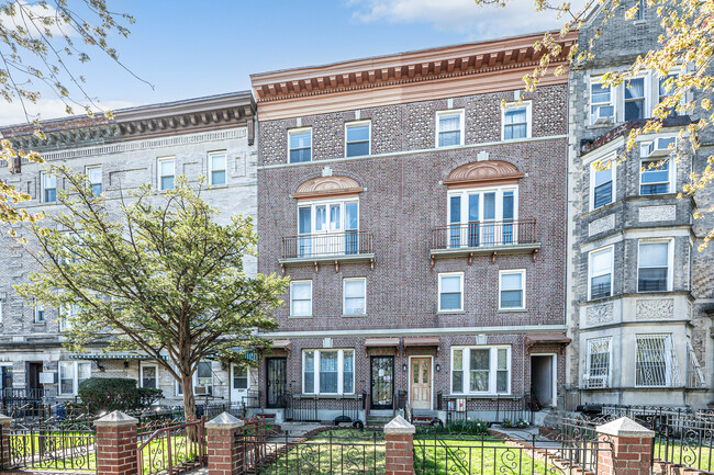 692 Eastern Pky in Brooklyn, NY - Foto de edificio - Building Photo