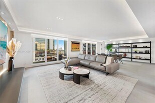 2301 Collins Ave, Unit 1004 in Miami Beach, FL - Building Photo