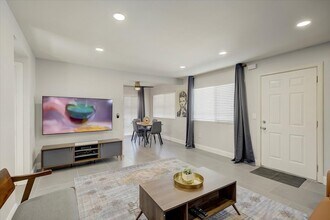 16562 Regina Cir, Unit 2 in Huntington Beach, CA - Building Photo - Building Photo