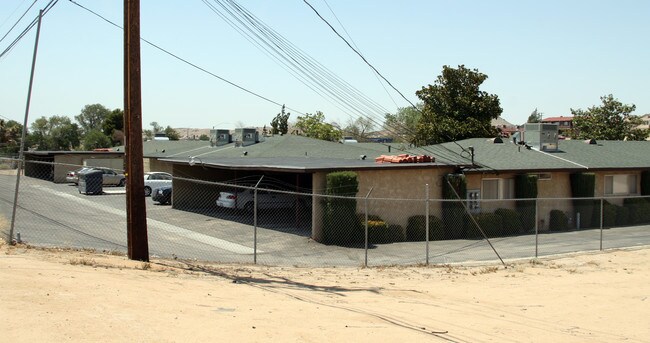 19001 Hwy 18 in Apple Valley, CA - Building Photo - Building Photo