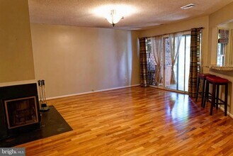 3152 Covewood Ct-Unit -B in Falls Church, VA - Foto de edificio - Building Photo