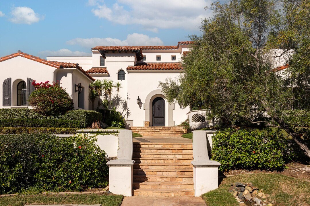 18325 Calle La Serra in Rancho Santa Fe, CA - Building Photo