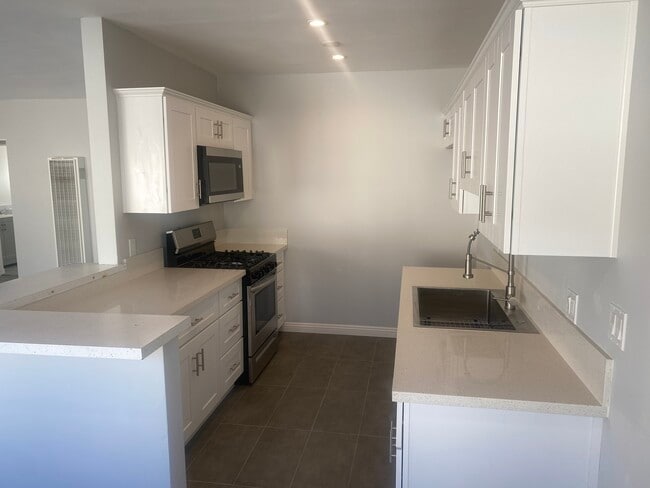 property at 1223 N Kingsley Dr