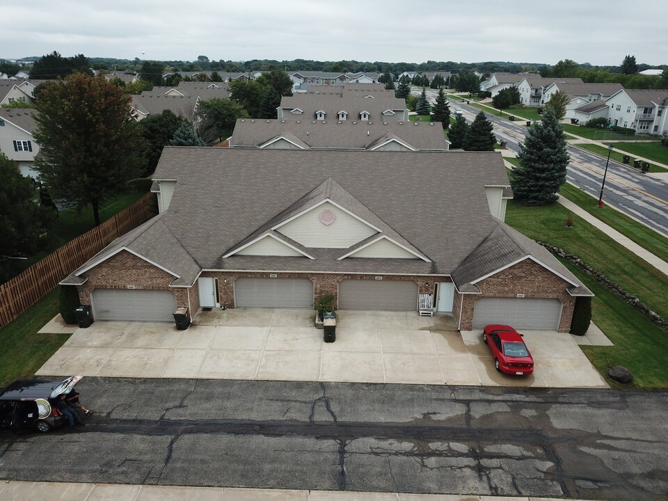 892 St Albert the Great Dr, Unit 898 in Sun Prairie, WI - Foto de edificio
