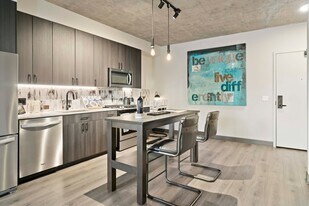 170 N Ada St, Unit 701 in Chicago, IL - Building Photo