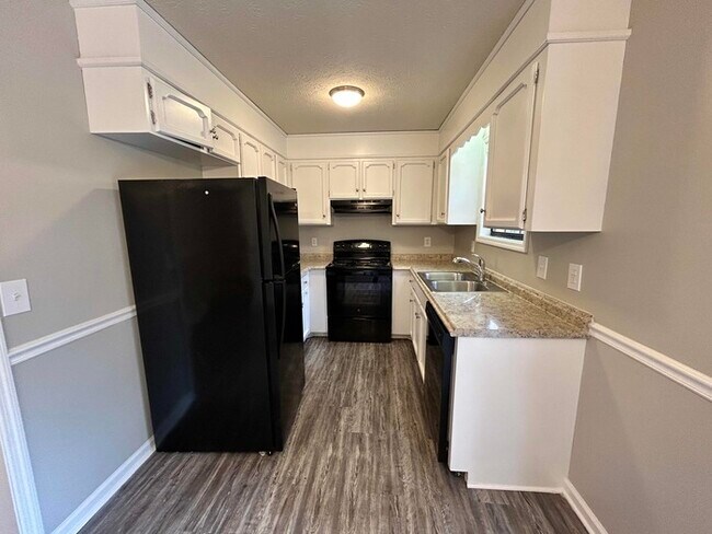 1008 Tyree Ct S in White House, TN - Foto de edificio - Building Photo