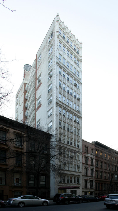 126 W 73rd St in New York, NY - Building Photo