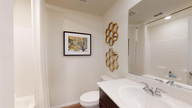 1208 Wildflower St in Ennis, TX - Building Photo