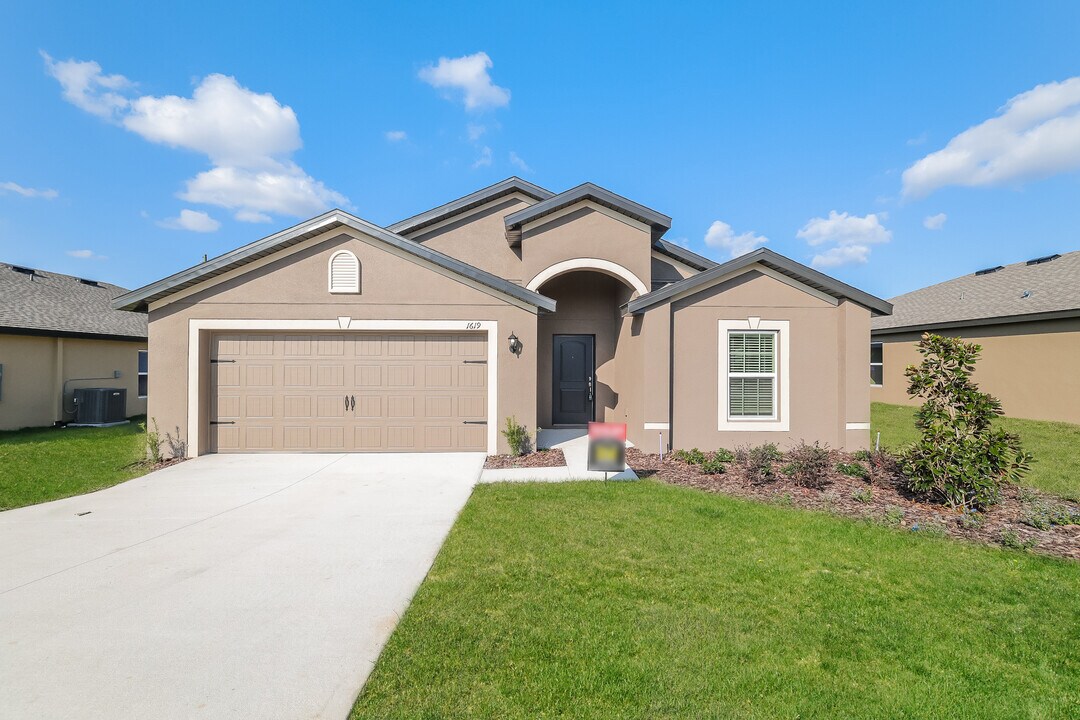 1631 Swan Lake Cir in Dundee, FL - Building Photo