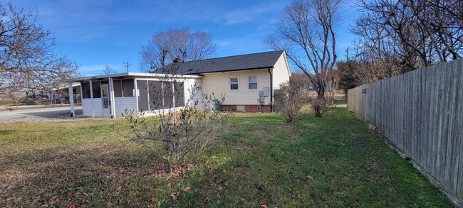 813 Trollingwood Hawfields Rd in Mebane, NC - Building Photo - Building Photo