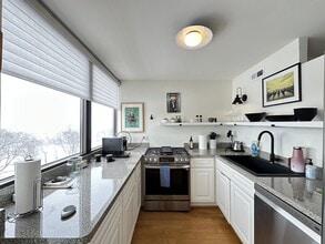 6701 S Crandon Ave, Unit B9 in Chicago, IL - Foto de edificio - Building Photo