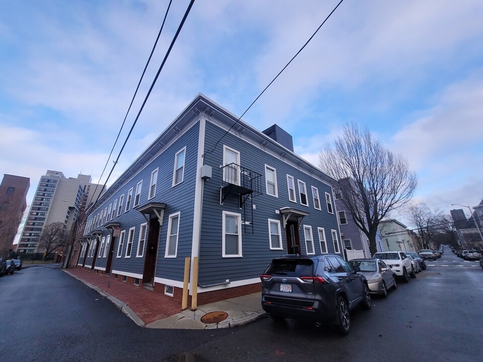 197 Otis St in Cambridge, MA - Building Photo