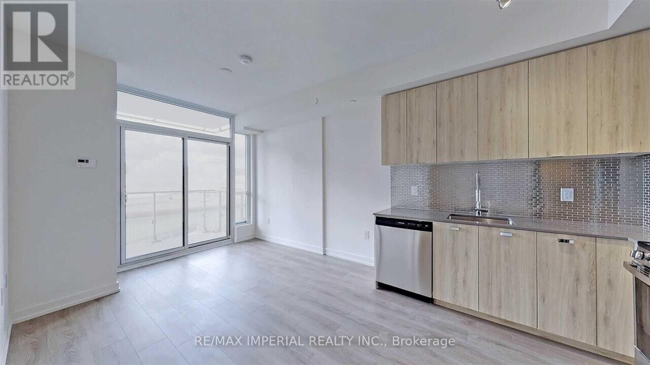 10 De Boers Dr in Toronto, ON - Building Photo
