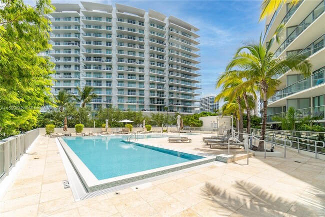 6620 Indian Creek Dr, Unit 121 in Miami Beach, FL - Foto de edificio - Building Photo