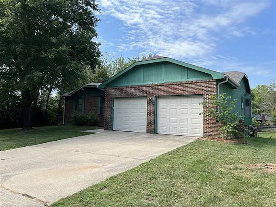 108 Blue Bird Blvd in Warrensburg, MO - Building Photo