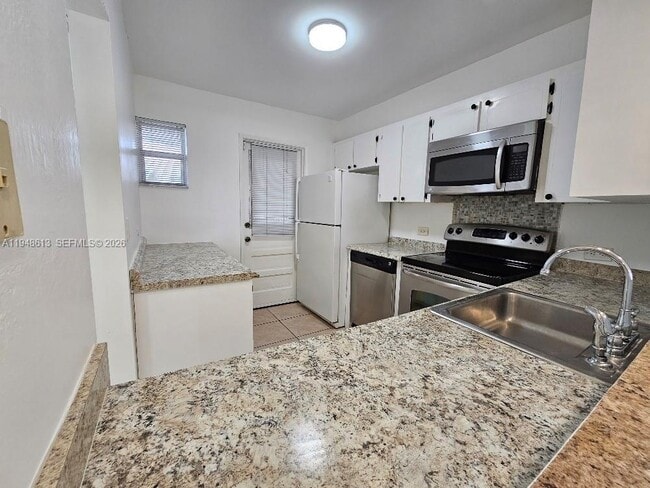 441 NE 195th St in Miami, FL - Foto de edificio - Building Photo