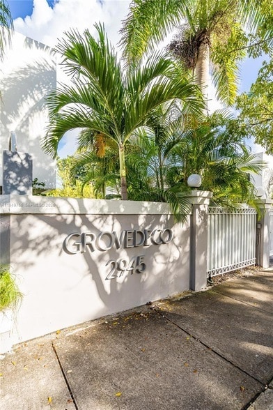 2945 Bridgeport Ave in Miami, FL - Foto de edificio - Building Photo