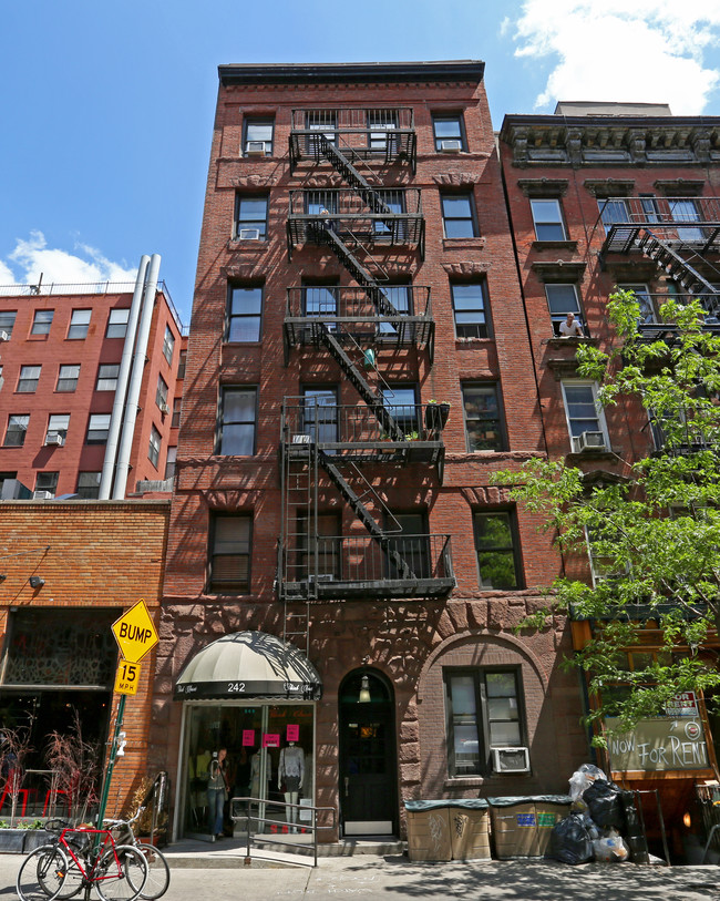 242 Mulberry Street in New York, NY - Building Photo - Building Photo