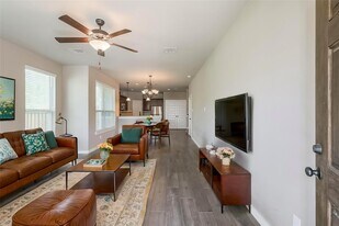 121 Wickersham in Conroe, TX - Building Photo