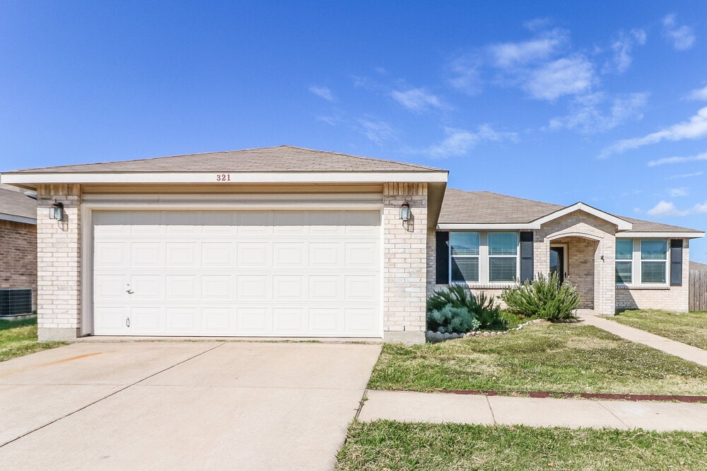 321 Daisy Ln in Burleson, TX - Foto de edificio