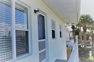 651 Palm Dr in Satellite Beach, FL - Foto de edificio - Building Photo