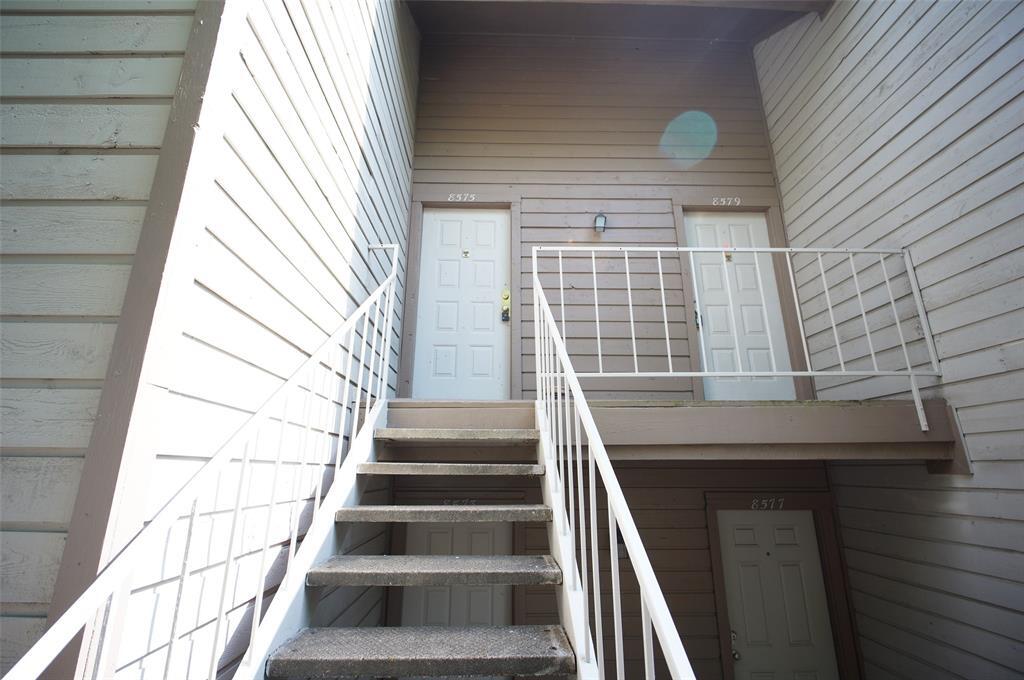 8575 Sands Point Dr in Houston, TX - Building Photo