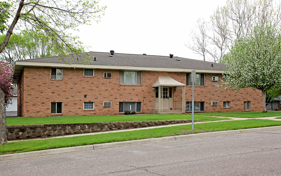 609 Market St S in Shakopee, MN - Foto de edificio