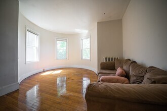 452 Centre St, Unit 2 in Boston, MA - Foto de edificio - Building Photo