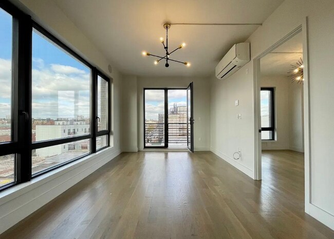 885 Rogers Ave-Unit -710 in Brooklyn, NY - Foto de edificio - Building Photo