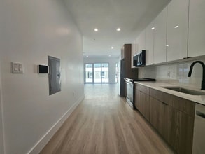 19 Livingston St, Unit 2 Bed in Newark, NJ - Building Photo - Building Photo