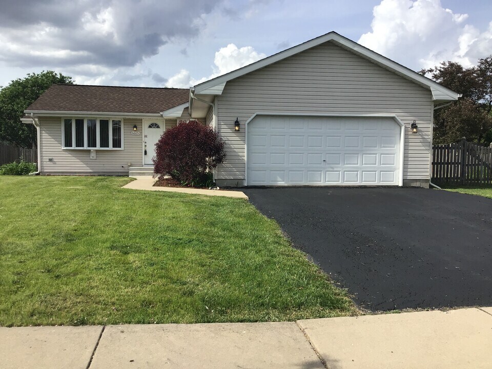 6605 Goldhaber Ln in Plainfield, IL - Building Photo