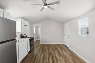 22600 Middlebelt Rd in Farmington Hills, MI - Building Photo - Building Photo