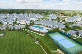 The Seasons at Elwood in East Northport, NY - Foto de edificio - Building Photo