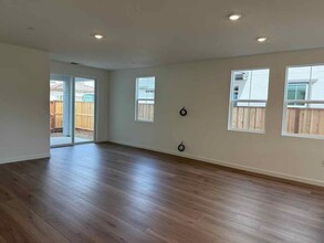 10126 Elise Wy in Elk Grove, CA - Building Photo - Building Photo