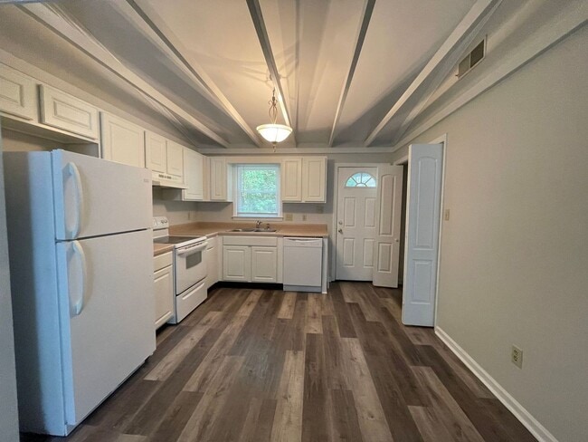 307 Cedar Crk Dr in Jacksonville, NC - Building Photo - Building Photo