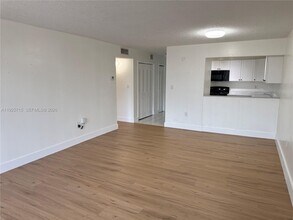 6980 NW 186th St in Hialeah, FL - Building Photo - Building Photo