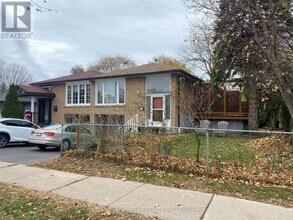 2012 Bonnymede Dr in Mississauga, ON - Building Photo - Building Photo