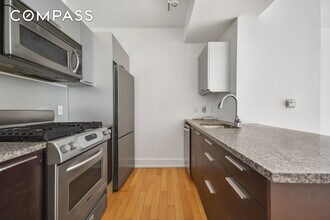350 W 42nd St, Unit 8H in New York, NY - Building Photo - Building Photo