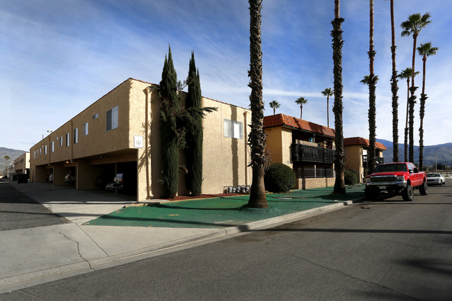 Hacienda Apartments in Hemet, CA - Foto de edificio - Building Photo