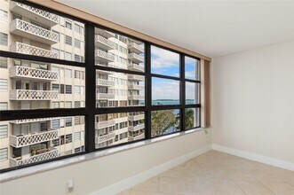 1440 Brickell Bay Dr, Unit 705 in Miami, FL - Foto de edificio - Building Photo