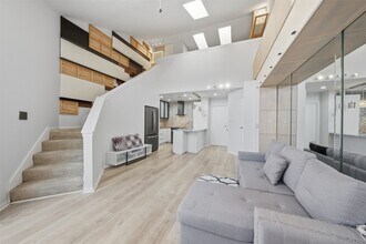 10855 Meadowglen Ln in Houston, TX - Foto de edificio - Building Photo