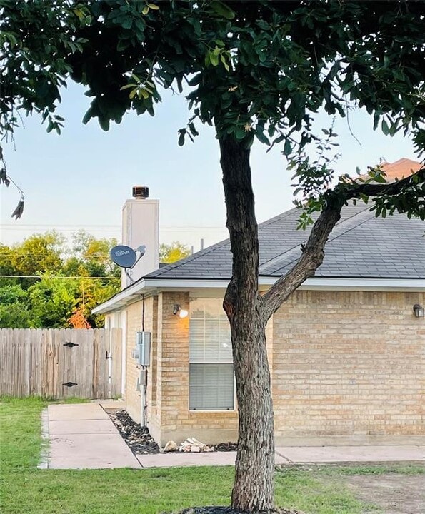 213 Axis Deer Trail in Hutto, TX - Building Photo