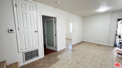 19040 Bassett St in Los Angeles, CA - Building Photo - Building Photo