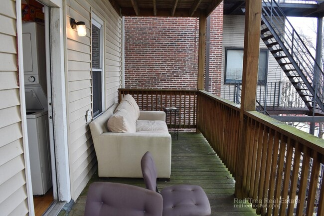 143 Hillside St, Unit 1 in Boston, MA - Building Photo - Building Photo