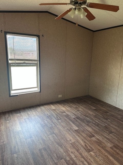 1001 Co Rd 773 in Devine, TX - Foto de edificio - Building Photo